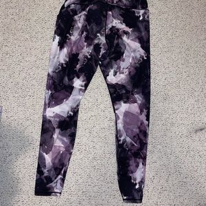 PURPLE AND WHITE PATTERNED LEGGINGS